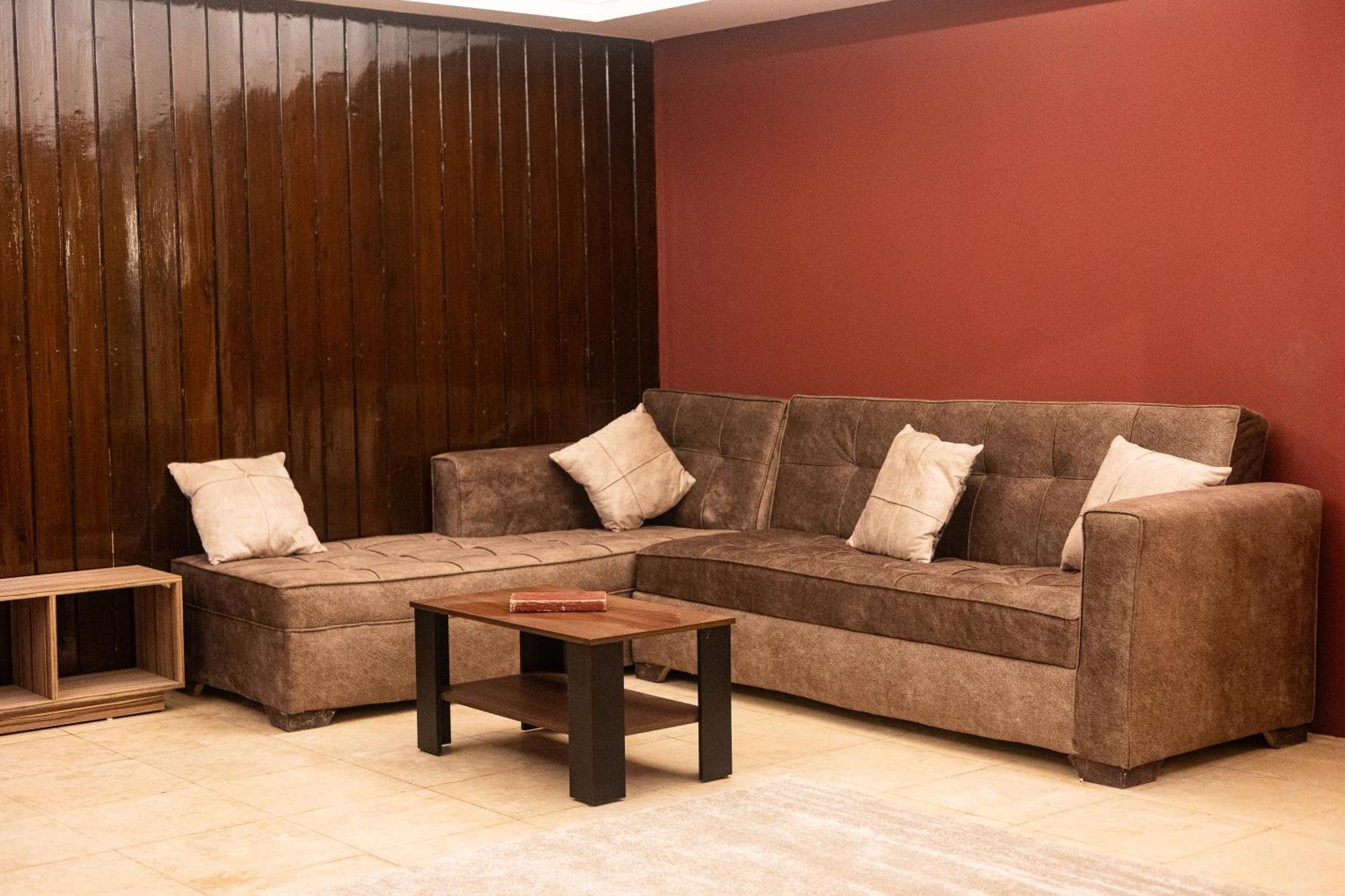 A Spacious 1 Bedroom In Garden Apartment