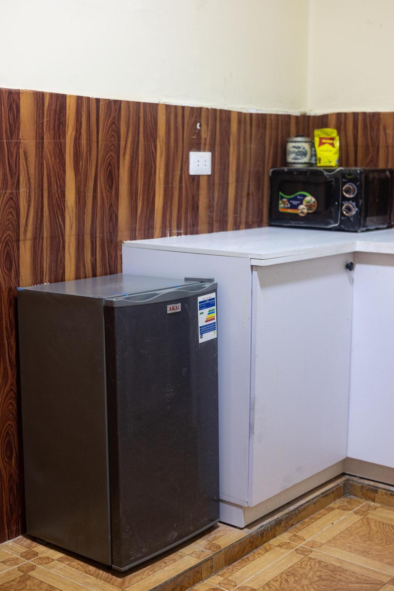 A Spacious 1 Bedroom In Garden Apartment *